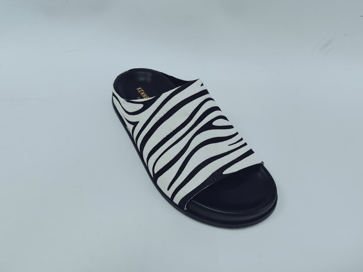 Women's off-duty leather sandals