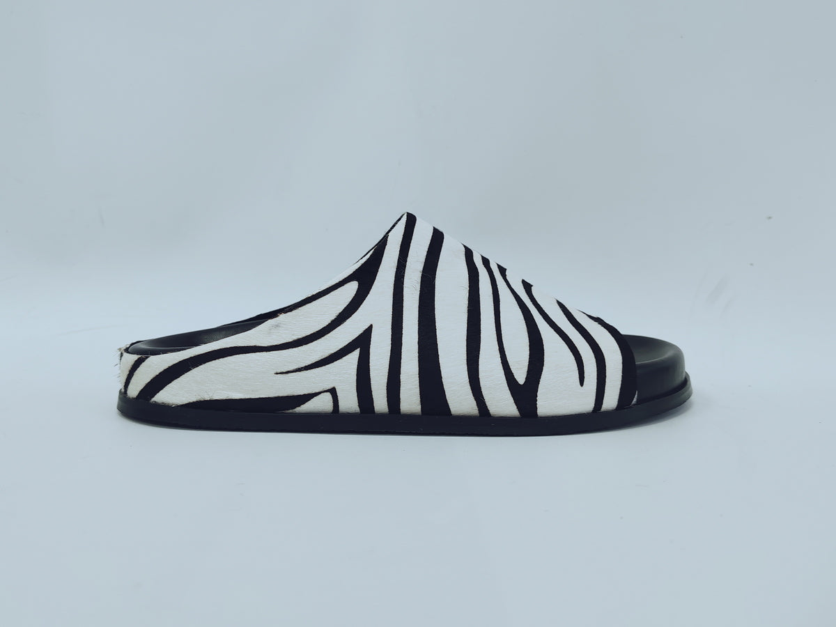 Women's off-duty leather sandals